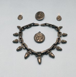 Colar, brincos, broche e pingente, c.1870 (jato Whitby)